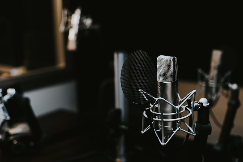 Nahaufnahme Mikrofon und Kamera im Studio