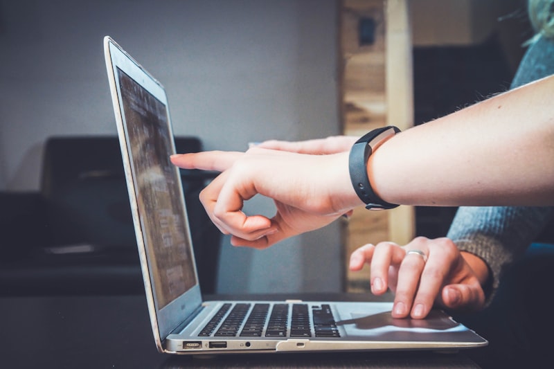 Arbeiten am Laptop mit Videos